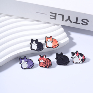 Spilla con stampa UV a forma di gatto simpatico in posa toast, gatto pigro sorridente sdraiato, colore tabby nero e arancione, per borsa, risvolto, gioiello, regalo - Product Image 2