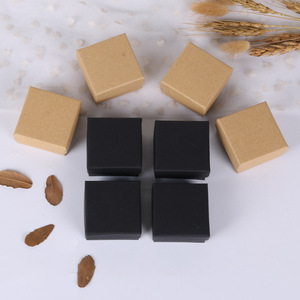 Boîte d'emballage pour bijoux en papier kraft avec couvercle et base, pour bagues, pendentifs et colliers, fabriquée à la main dans un magasin de centre commercial - Product Image 1