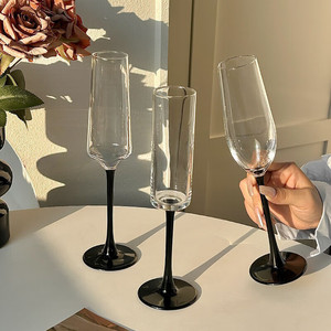 Elegante Copa de Champán de Cristal con Tallo Rojo y Base Negra, Copa para Vino Espumoso con Tallo Negro y Base Negra - Product Image 5