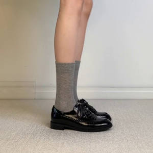 Chaussures décontractées de marche pour femmes, style britannique de luxe, en cuir noir à lacets, bout rond, rétro et minimalistes, à enfiler, collection 2026 - Product Image 1