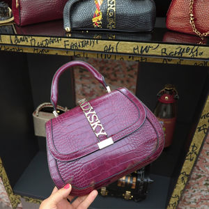 Bolso Bandolera de Diseño para <span class=keywords><strong>Mujer</strong></span> con Decoración de Cadenas, Estilo Portátil para Dama, Venta Directa de Fábrica - Product Image 1