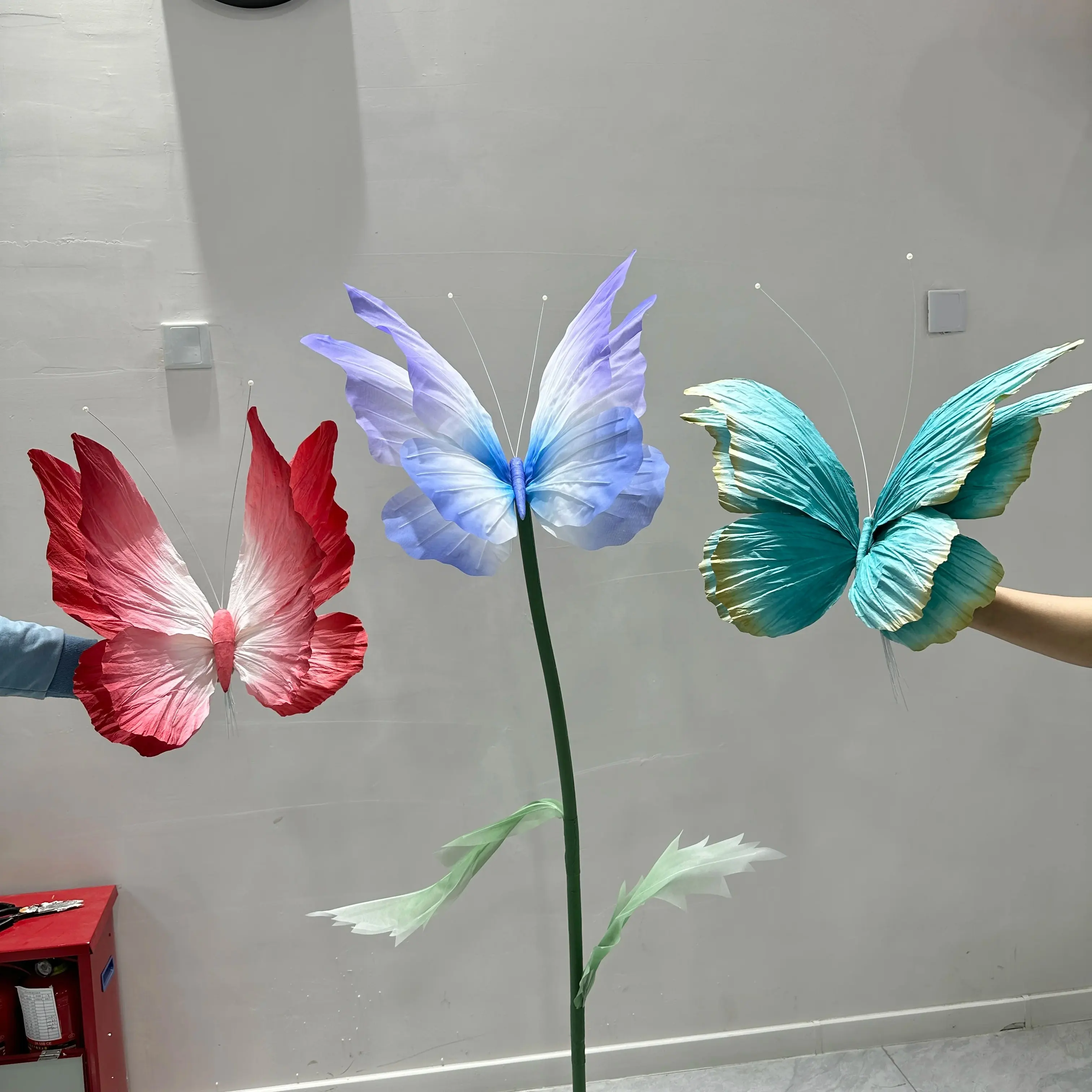 Kupu-kupu kertas sutra organza raksasa kustom untuk Dekor pernikahan properti fotografi dekorasi acara rumah