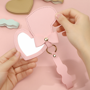 Portable mignon arc <span class=keywords><strong>coeur</strong></span> miroir porte-clés sac pendentif porte-clés en cuir PU porte-clés avec miroir - Product Image 2