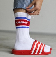Chaussettes de sport personnalisées en coton rayé avec caractéristique antibactérienne Position du bas du logo Style sportif à la mode Chaussette personnalisée du fabricant