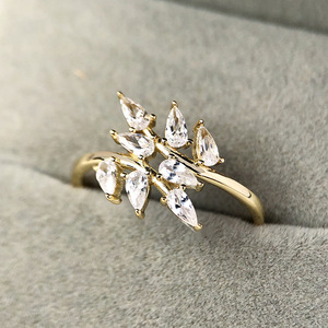 Anello Geometrico a Goccia con Foglia per Donne, Gioiello Unico e alla Moda - Product Image 2