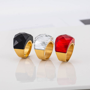 แหวนแก้วทรงเรขาคณิตทันสมัย ชุบทอง 18K เครื่องประดับแฟชั่นสำหรับทุกเพศ เหมาะสำหรับงานปาร์ตี้ มีสีแดง ขาว ดำให้เลือก - Product Image 2