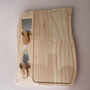 Planche à découper en bois en forme de sapin de Noël avec 4 couteaux à fromage, ensemble de service pour pizza et fruits, durable, antidérapant, antibactérien - Product Image 4