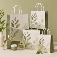 Sac en papier cosmétique de gros pour fabricants, sac cadeau de shopping cosmétique couleur unie avec logo imprimé personnalisé et poignées en ruban de soie
