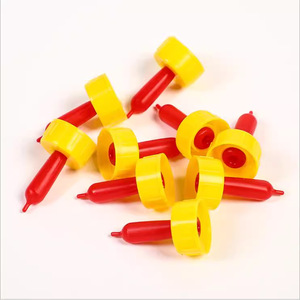 Biberon en plastique rouge pour veaux avec tétine facile à utiliser - Product Image 1