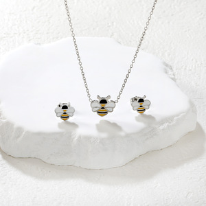 Ensemble de bijoux abeille plaqué or, collier et boucles d'oreilles avec pendentif insecte pour femmes, à porter au quotidien - Product Image 4