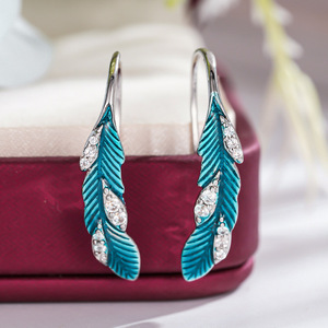 Orecchini a Perno con Piuma in Smalto e Micro Pavé di Zirconi per Donne, Gioielli Eleganti e alla Moda - Product Image 5