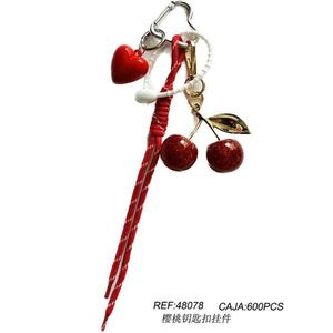 Portachiavi con ciondolo a forma di ciliegia rossa con cuore e foglie per borsa o chiavi - Product Image 3