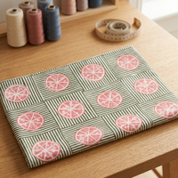 Tissu en coton imprimé à la main de Jaipur, Inde, motif géométrique à rayures vertes et tranches de fruits roses, idéal pour la confection de robes – Vente en gros