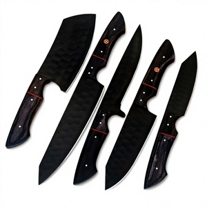 Ensemble de 5 couteaux de cuisine en acier carbone, manches en bois, lames noires martelées, ambidextres, faits à la main, en acier Damas 67 couches - Product Image 1