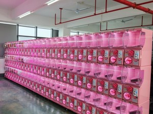 ตู้จำหน่ายของเล่นแคปซูล โครงสร้างโลหะสแตนเลส รองรับภาษาญี่ปุ่น ฮาร์ดแวร์ที่มั่นคง ปรับแต่งได้ รุ่นจำหน่ายลูกบอล - Product Image 1