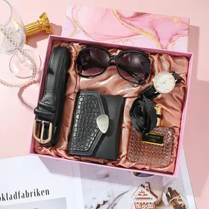 Article en cuir de vente chaude Cadeaux pour femmes Ensembles de cadeaux de bijoux d'affaires avec ceinture + sac à main + parfum + montre + lunettes de soleil
