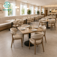 Meubles de restaurant sur mesure élégants Ron Group, table carrée en bois, chaise en tissu avec structure en bois, banquette rembourrée.