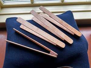 Pinces en bois pour la cuisine, le service et la manipulation des aliments, fabriquées en bois naturel lisse et durable pour la maison - Product Image 4