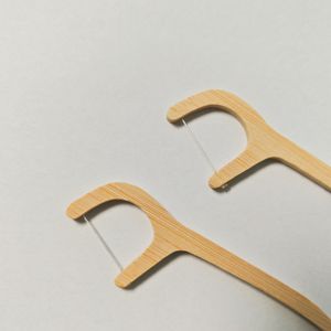 Dents parfaites et propres <span class=keywords><strong>Fil</strong></span> <span class=keywords><strong>dentaire</strong></span> en bambou <span class=keywords><strong>Manche</strong></span> en bambou durable <span class=keywords><strong>Fil</strong></span> en nylon sans BPA Écologique ne blesse pas les gencives pour tous les âges - Product Image 6