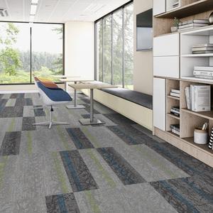 กระเบื้องพรมแบบโมดูลาร์ โพลีโพรพิลีน แผ่นรองพื้น PVC กันลื่น เป็นมิตรกับสิ่งแวดล้อม ป้องกันคราบสกปรก ลายทาง สำหรับทางเดินโรงแรม - Product Image 1