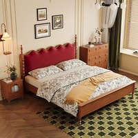 Lit en bois vintage américain |   Chambre principale avec lit double |   Lit rembourré de style campagnard français