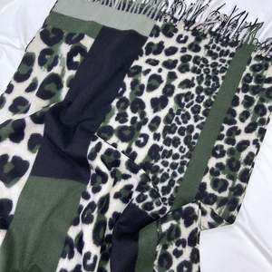 Bufanda de Cachemira Estampada para Otoño e Invierno, con Bloques de Color y Patrón de Leopardo, Elegante y Cálida, con Borlas, para Mujer - Product Image 6