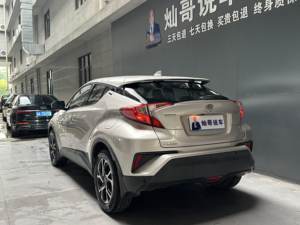 โตโยต้า <span class=keywords><strong>C</strong></span>-<span class=keywords><strong>HR</strong></span> ปี 2020 มือสอง เครื่องยนต์ 2.0 ลิตร รุ่น Leading 171 แรงม้า แรงบิด 203 นิวตันเมตร เกียร์ CVT ขับเคลื่อนล้อหน้า รถ SUV ไฟหน้า LED ล้อแม็ก 17 นิ้ว มาตรฐานยูโร 6 - Product Image 4