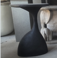 Table d'appoint ronde noire moderne en MGO avec base sculpturale, table basse en béton pour l'intérieur et l'extérieur, élégante table d'appoint en ciment