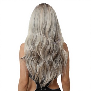Peluca Larga Rizada de 26 Pulgadas, 150% de Densidad, Gris Claro, Cabello Ondulado Completo con Flequillo Partido, Material de Fibra Resistente a Altas Temperaturas - Product Image 2