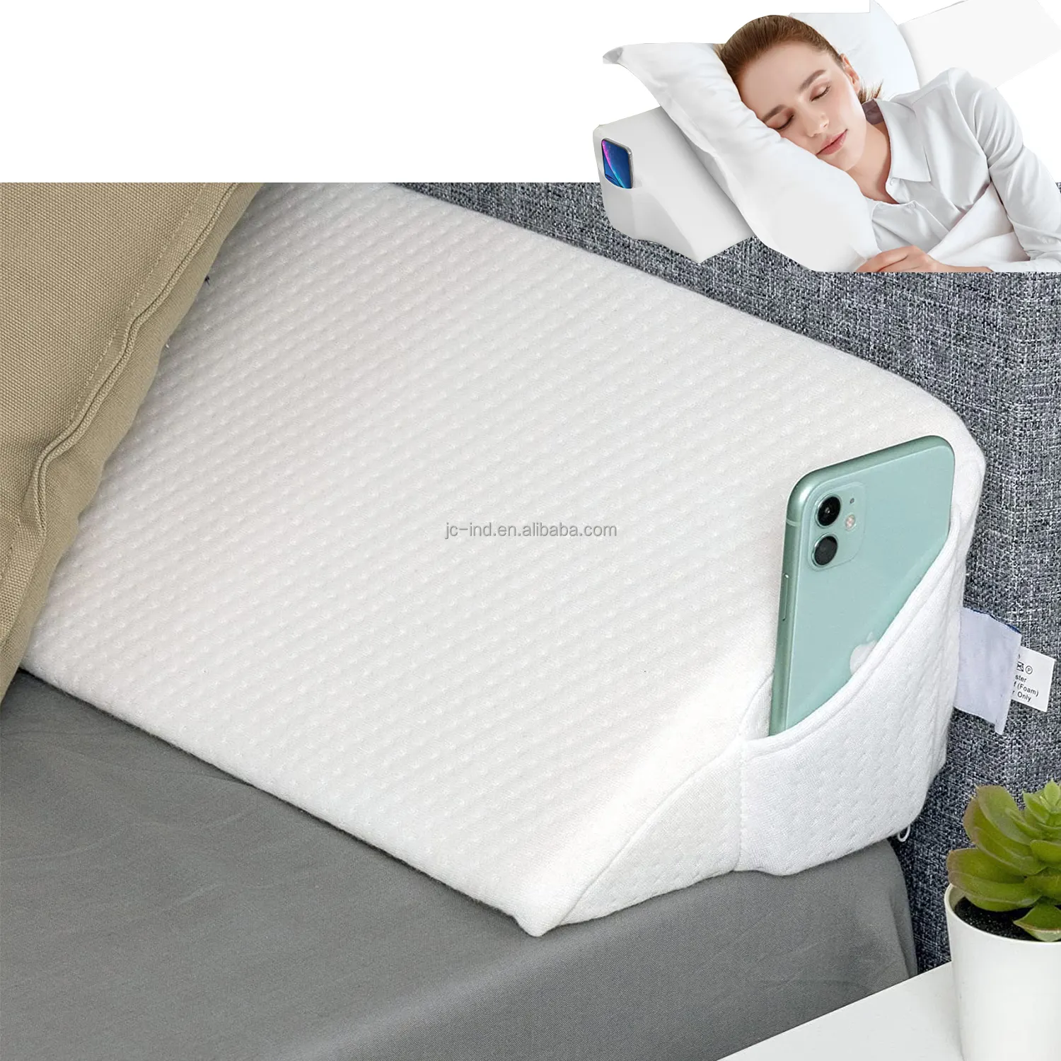 Треугольная подушка для кровати