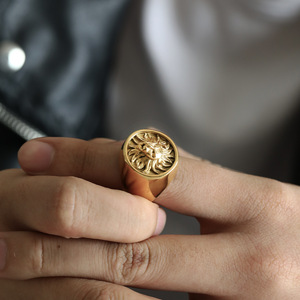 Anello da Uomo con <span class=keywords><strong>Testa</strong></span> di <span class=keywords><strong>Leone</strong></span> Fornito dalla Fabbrica, Stili Popolari Intagliati, Forme Geometriche, Anello di Fidanzamento in Acciaio Inossidabile 316L Dorato - Product Image 6