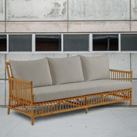 Banc en rotin au design intemporel alliant chaleur visuelle et confort d'assise pour un placement décoratif et fonctionnel