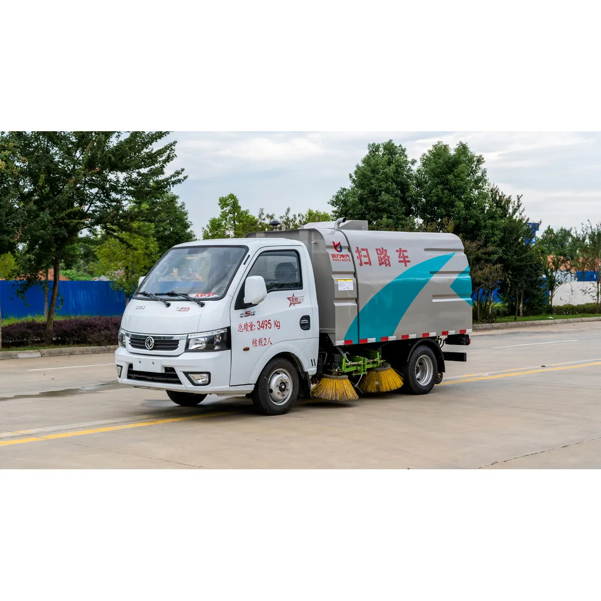 Dongfeng Mini 2ton Road Cleaning Sweeping Washing Read Sweeper Truck