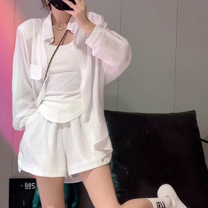 Ensemble court haut <span class=keywords><strong>de</strong></span> gamme style Salt pour femme, <span class=keywords><strong>tenue</strong></span> deux pièces chic et <span class=keywords><strong>dominatrice</strong></span> à rayures avec chemise <span class=keywords><strong>de</strong></span> protection solaire, collection été 2026 - Product Image 2