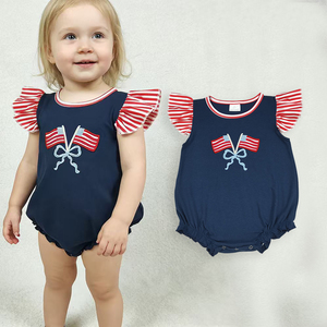 En stock Barboteuse marine pour bébés filles avec broderie drapeau et nœud, pour le 4 juillet, Vêtements de mode en gros pour boutiques, Vêtements pour nourrissons et tout-petits - Product Image 1