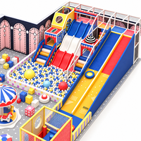 Aire de jeux intérieure personnalisée pour enfants : toboggan, tunnel de jeu souple, manège, structure de jeu en forme de maison, piscine à balles et structure d'escalade sur le thème de la ville