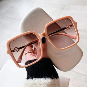 Gafas de sol cuadradas grandes Qianai para mujer, lentes de PC con protección UV400, estilo urbano a la moda, protección solar para viajes y conducción. - Product Image 2