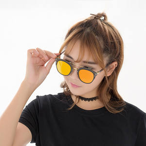 Gafas de sol de estilo europeo para mujer, con lentes de PC UV400, montura completa, coloridas, a la moda, con diseño de tachuelas, para deportes al aire libre. - Product Image 1