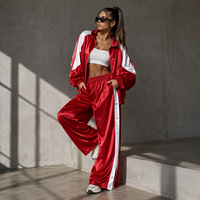 Ensemble décontracté deux pièces en satin pour femme, veste de baseball boutonnée patchwork rouge et blanc, pantalon large à boutons-pression latéraux, style streetwear