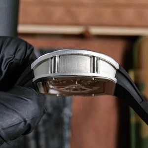 Reloj de Lujo para Hombre Ultrafino RM 67-01 con Caja de Titanio, Esfera Esqueletizada, Fecha Vertical Automática y Correa de Caucho - Product Image 3