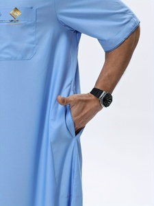 Túnica Árabe Masculina de Alta Gama 2025 Qatar Thobe, Material Suave y Resistente a las Bolitas, Elegante Cuello de Camisa de Manga Corta con - Product Image 4