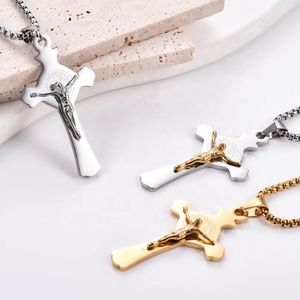 Ciondolo Crocifisso in Acciaio Inossidabile Placcato Oro 18K, Charm Croce di Gesù, Gioiello Religioso Cristiano, Regalo - Product Image 4