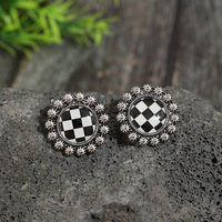 Boucles d'oreilles pendantes vintage gothiques victoriennes à motif étoilé et damier, en argent oxydé rétro, avec bordure florale et grille noir et blanc
