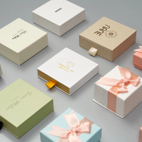 Boîte de papier cadeau à tiroir avec logo personnalisé boîte d'emballage rigide recyclable avec inserts en éponge pour collier de bijoux