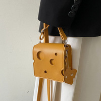 Sac bandoulière mini tendance et mignon en PU, design trou d'étoile, motif fromage, forme triangle, pour rouge à lèvres, écouteurs et monnaie, petit sac carré