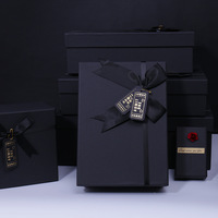 Boîte cadeau rectangulaire simple en carton blanc avec modèle en carton noir et options colorées pour cosmétiques et souvenirs