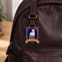 Set Gantungan Kunci Souvenir Turis Kustom, Pin Enamel Keras, Gantungan Kunci Logam Promosi dengan Bros Badge untuk Museum dan Hadiah Kultural