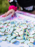 Jeu de Mahjong Américain Personnalisé de Luxe Moderne à Quatre Couches Rose Vert Bleu 160 Tuiles en Acrylique Motif Fleur de Gingembre pour Soirée Familiale