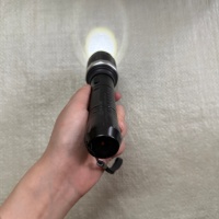 Lampe torche manuelle KT-8810 avec sangle de maintien, longue durée de vie, idéale pour les patrouilles en banlieue, la ferme, la pêche et les jeux de farces