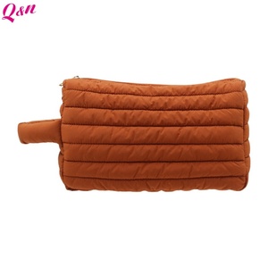 Bolsa de cosméticos acolchada de peso ligero, bolsa de cosméticos con cremallera hinchada personalizada, bolsa de maquillaje de moda, bolsa de viaje de nailon - Product Image 1